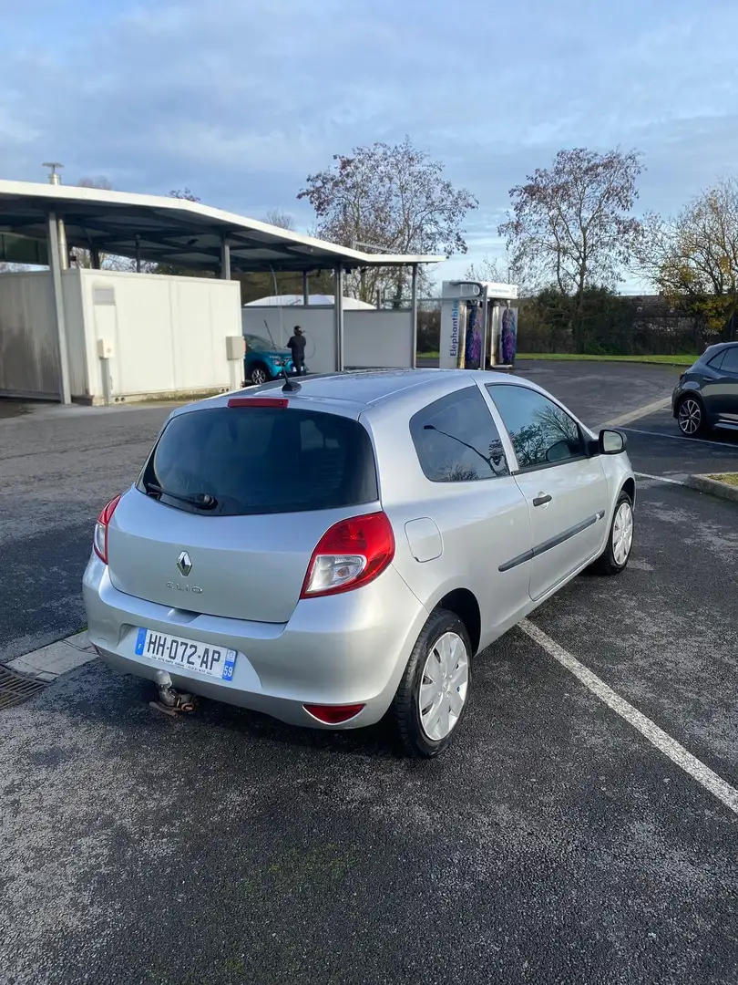 Renault Clio III 1.2 16V 75 eco2 Authentique - 2