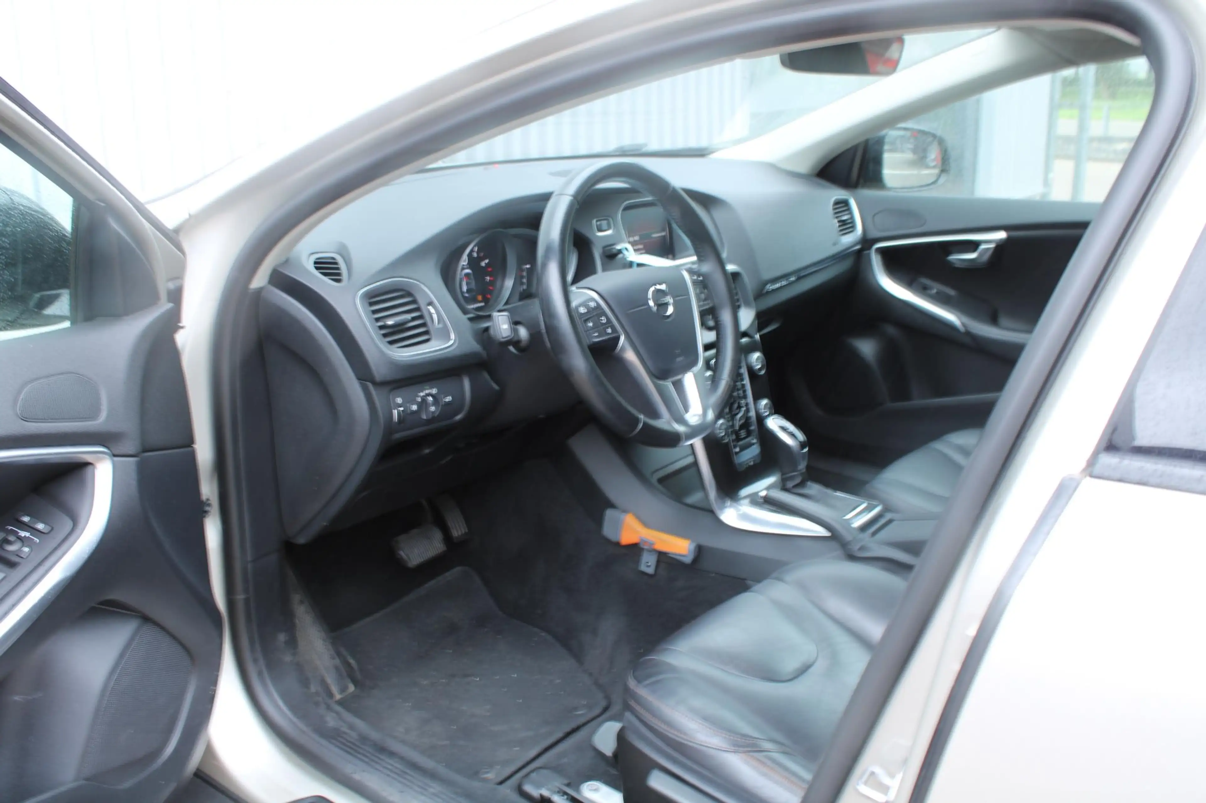 Volvo V40 Cross Country 1.5 T3 Polar+ Luxury — photo 9