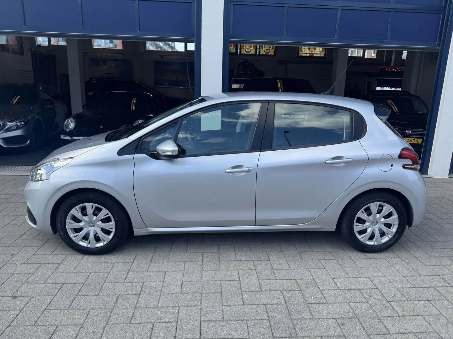 Peugeot 208 1.2 PureTech Active NL AUTO/NAVI/AIRCO Gris - 2