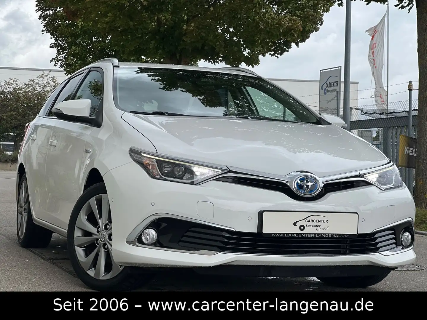 Toyota Auris Touring 1.8 Sports Hybrid Executive Weiß - 1