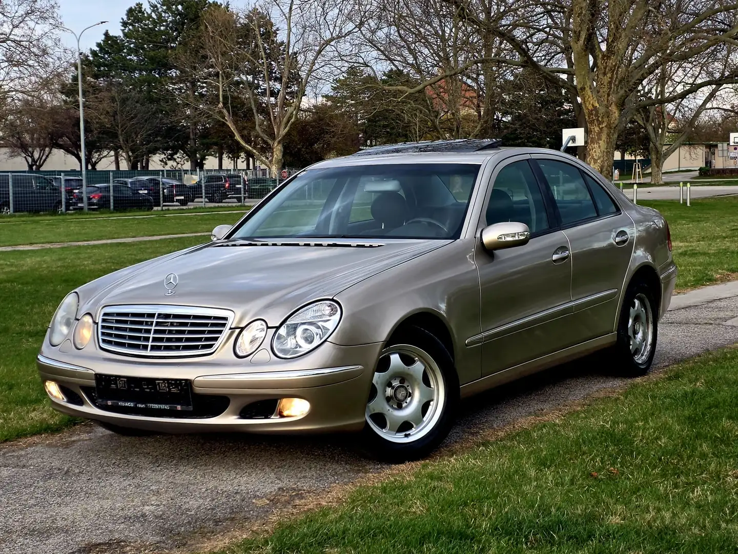 Mercedes-Benz E 320 Elegance - 6-Zylinder - Benziner Grau - 1