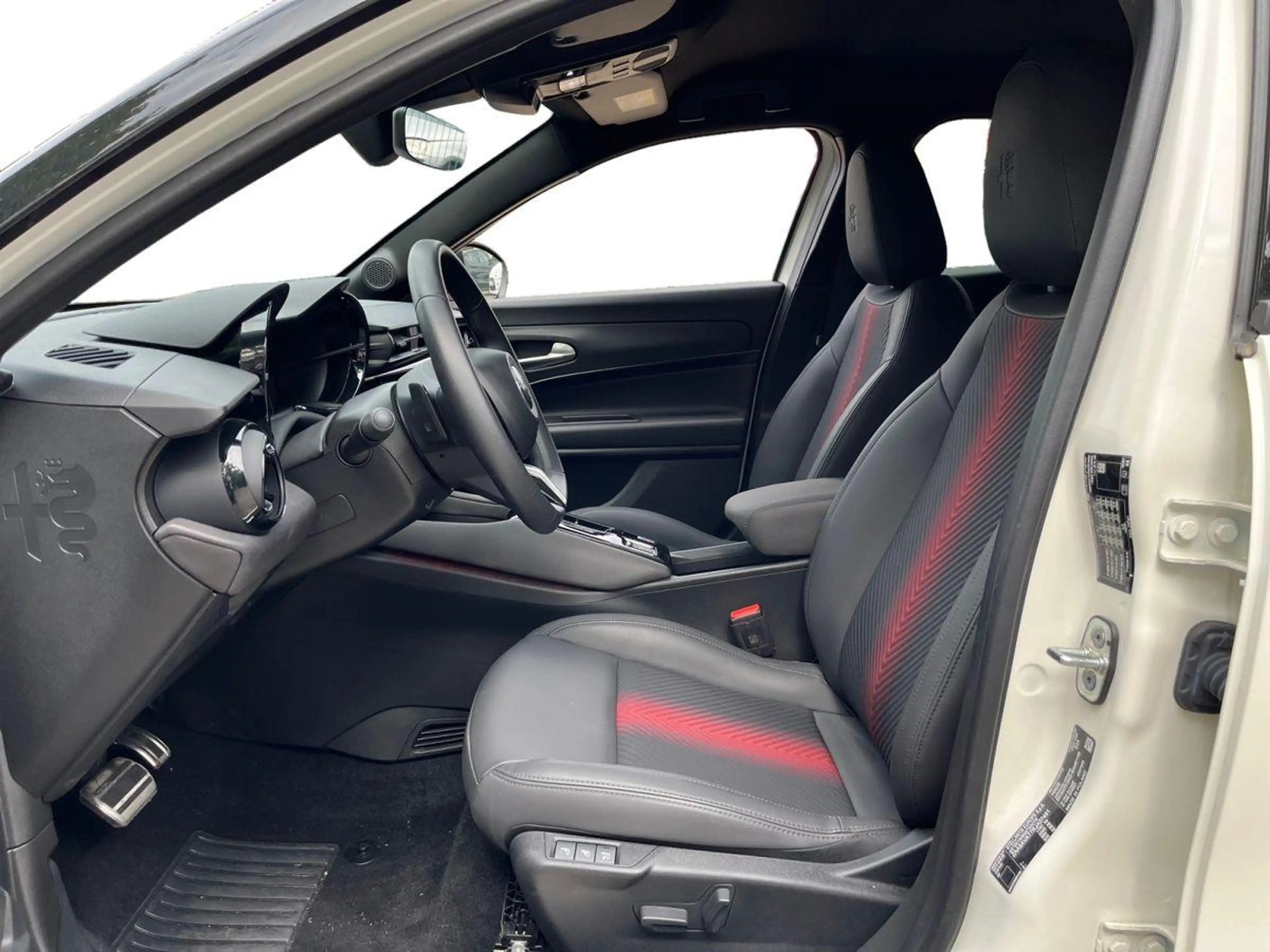 Alfa Romeo Junior Ibrida 1.2 VGT 48V-Hybrid 100 kW Speciale — photo 6