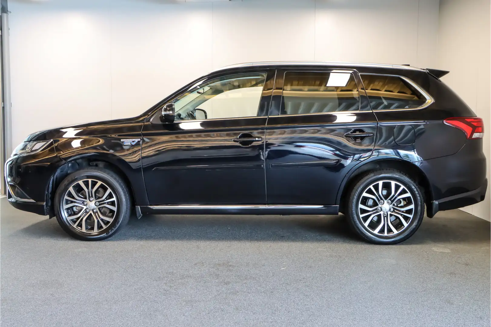 Mitsubishi Outlander 2.4 PHEV Pure+ Trekhaak Noir - 2