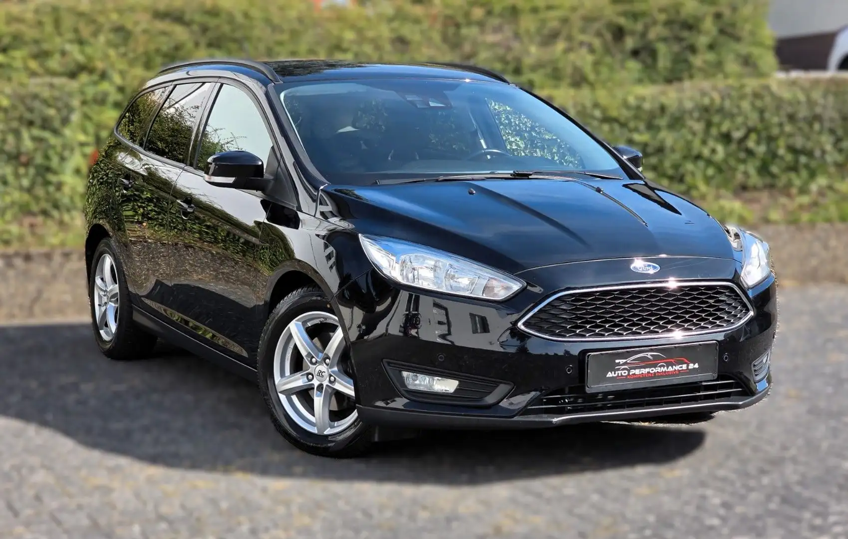 Ford Focus AUTOMATIK*NAVI*GRA*PDC*AHK*LK & FS HEIZUNG*EURO6 Schwarz - 1