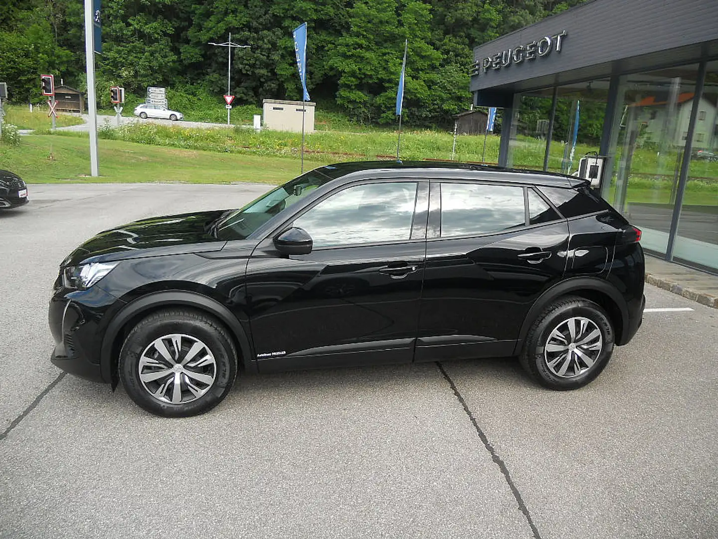 Peugeot 2008 BlueHDi 110 S&S Active 6-Gang-Manuell Schwarz - 2