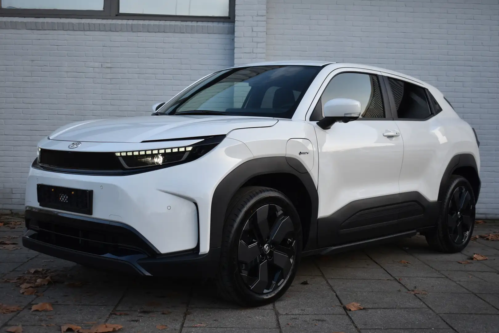 Toyota Urban Cruiser Executive 61 kWh Automaat 174pk | stoel & stuurver Blanc - 1