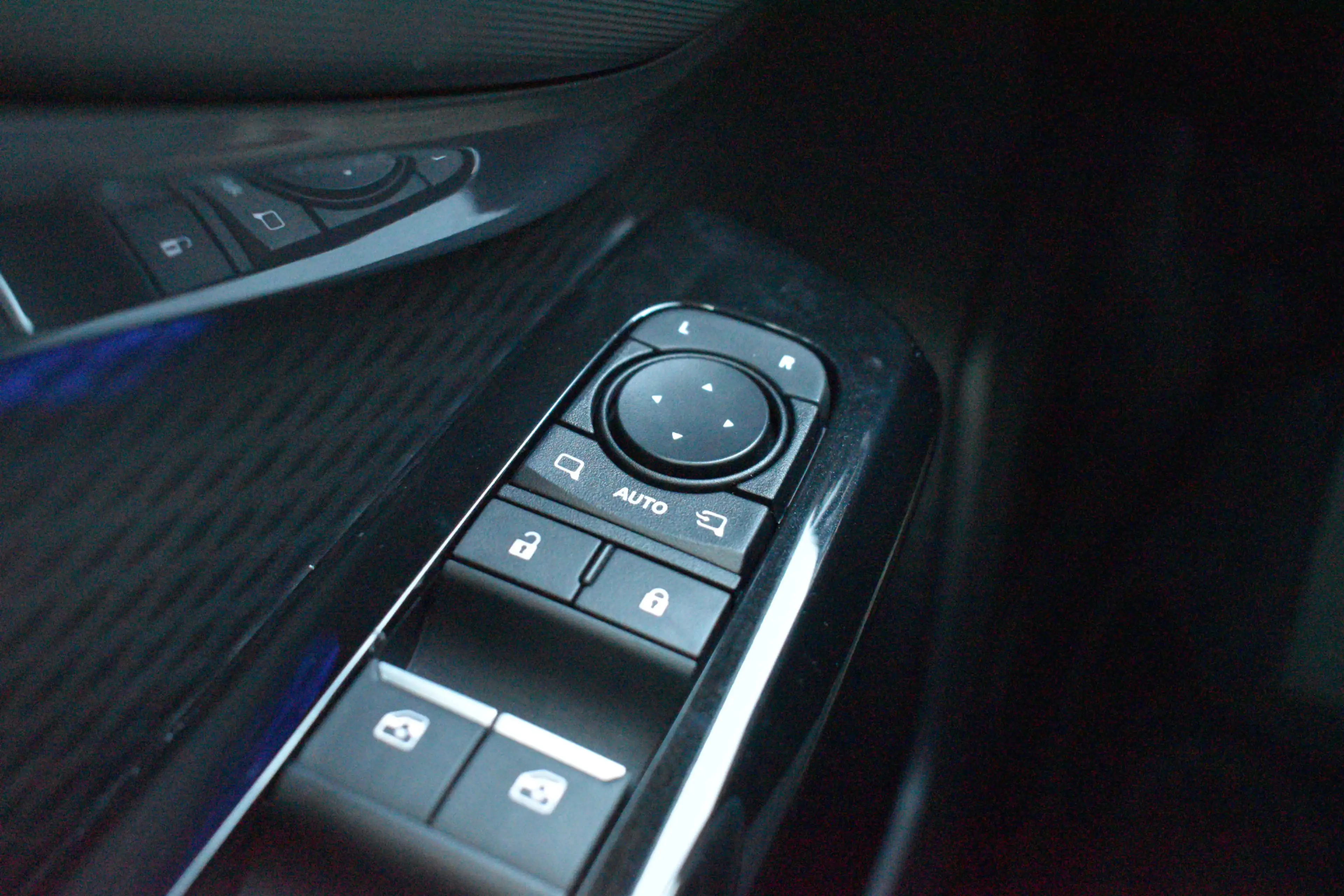 Toyota Urban Cruiser Executive 61 kWh Automaat 174pk | stoel & stuurver — photo 8