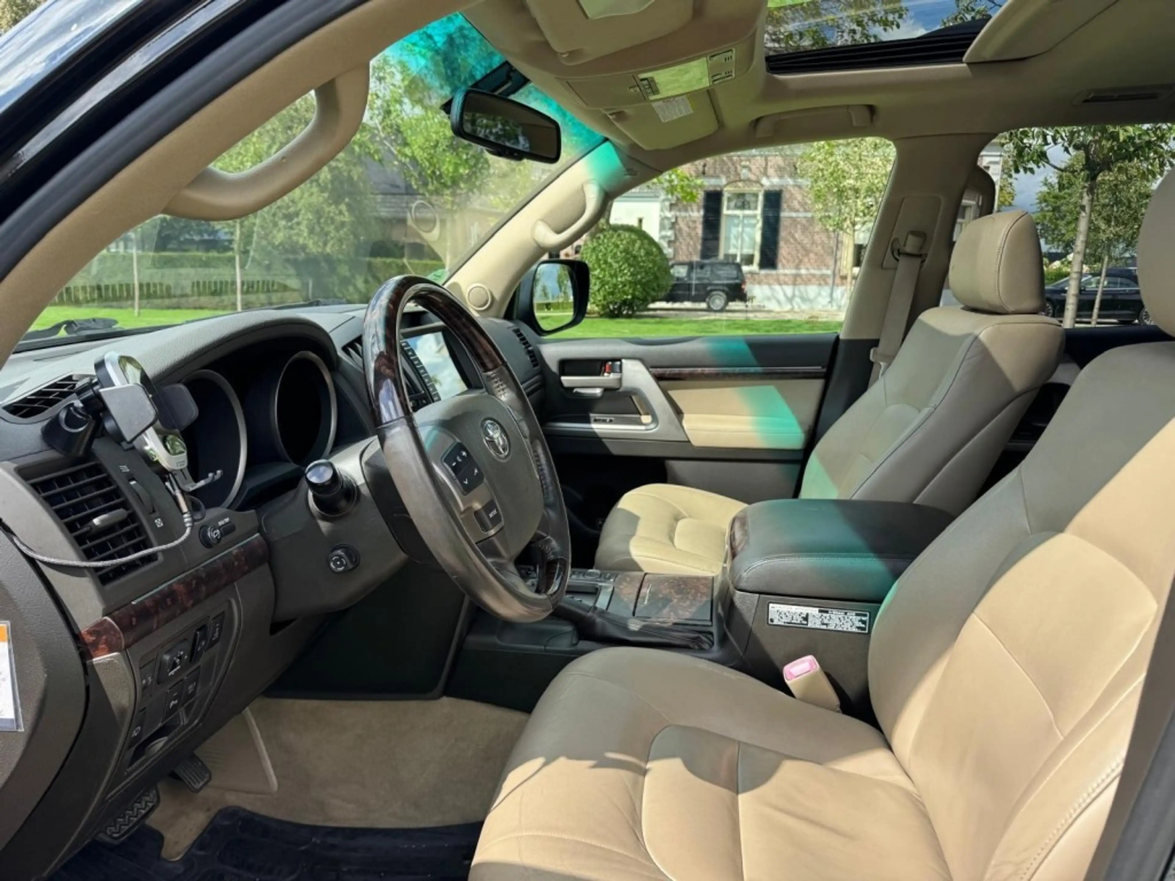 Toyota Land Cruiser 200 series 4.5D V8 Executive 7 persoons — photo 8