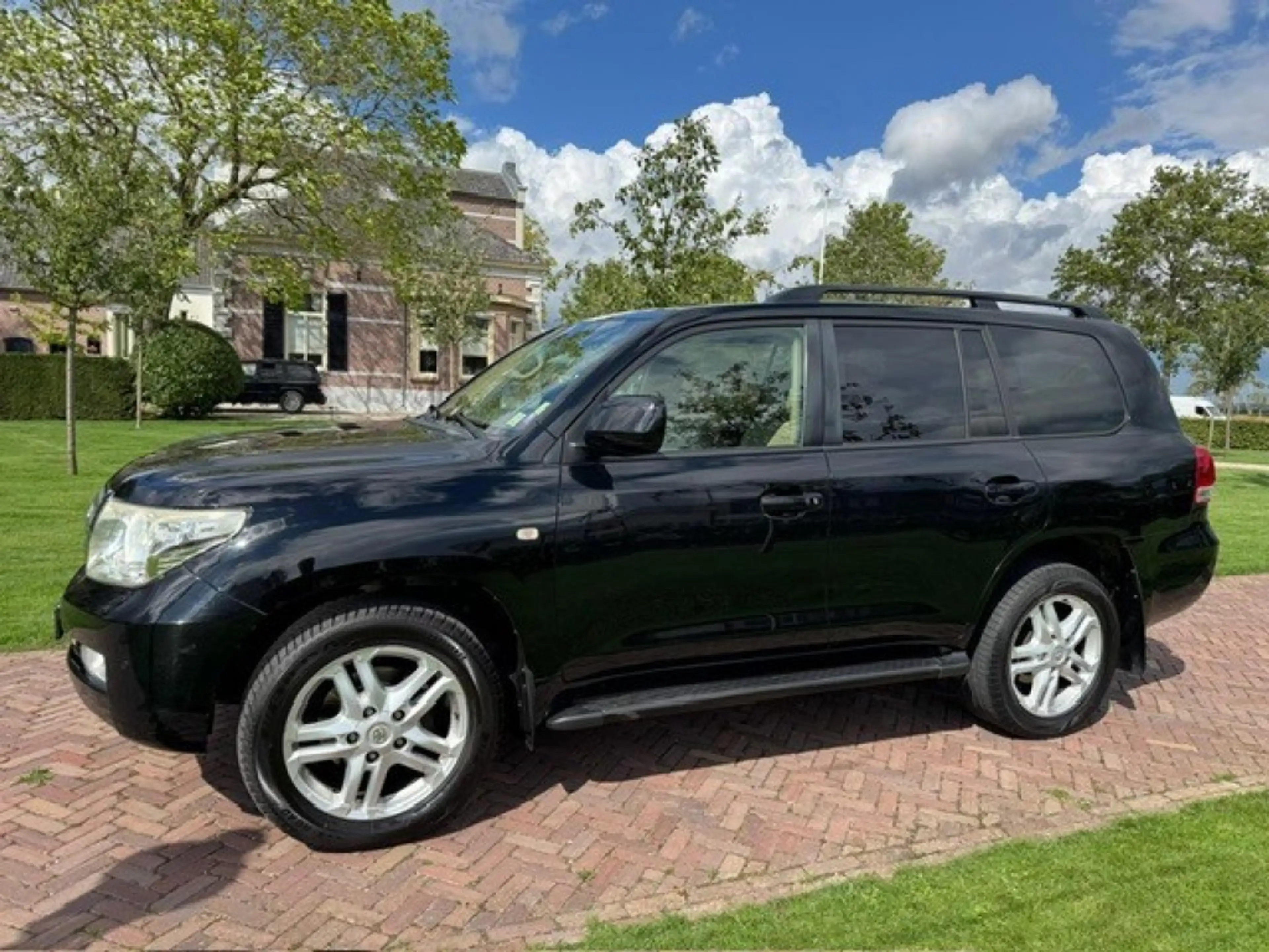 Toyota Land Cruiser 200 series 4.5D V8 Executive 7 persoons — photo 3