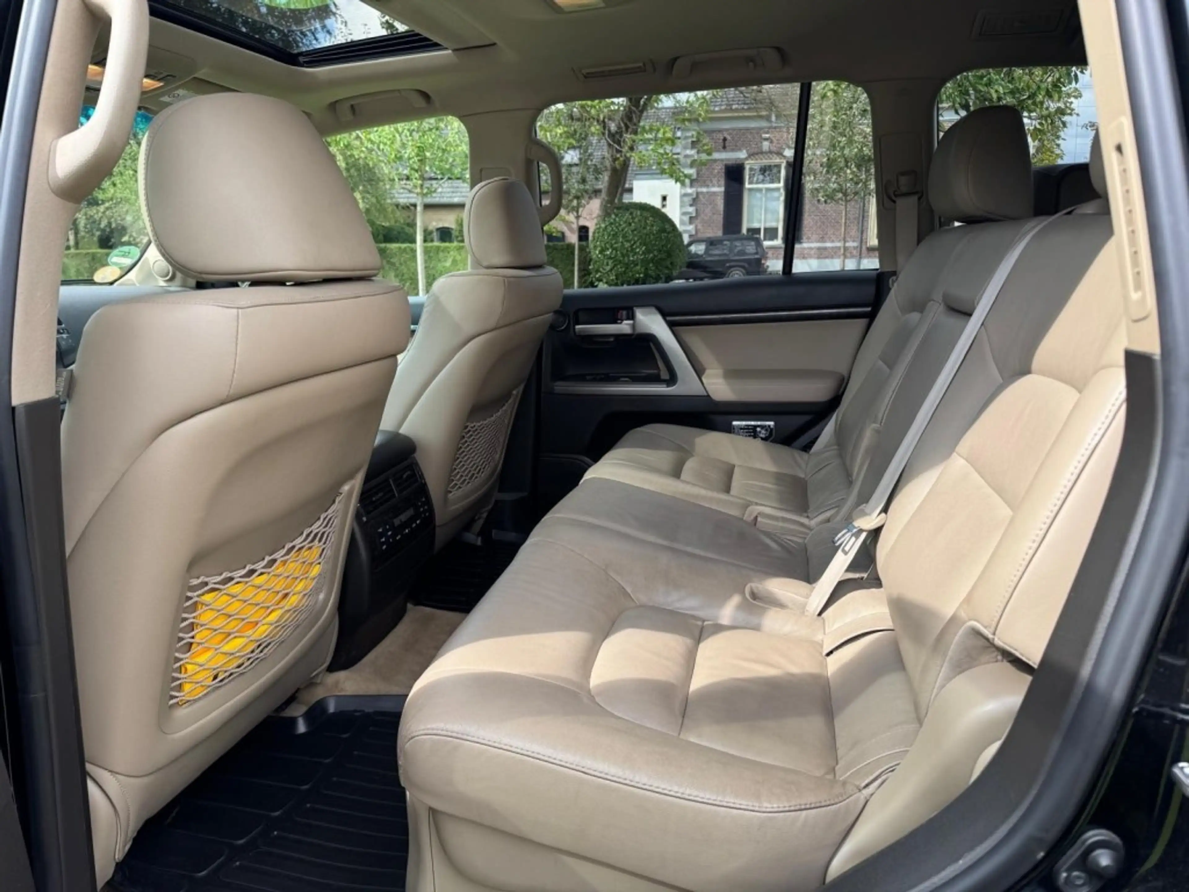 Toyota Land Cruiser 200 series 4.5D V8 Executive 7 persoons — photo 9