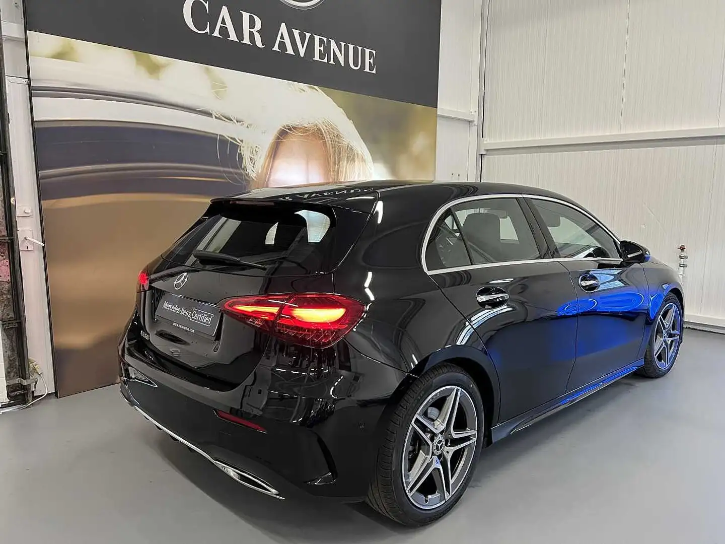 Mercedes-Benz A 180 AMG Line Zwart - 2
