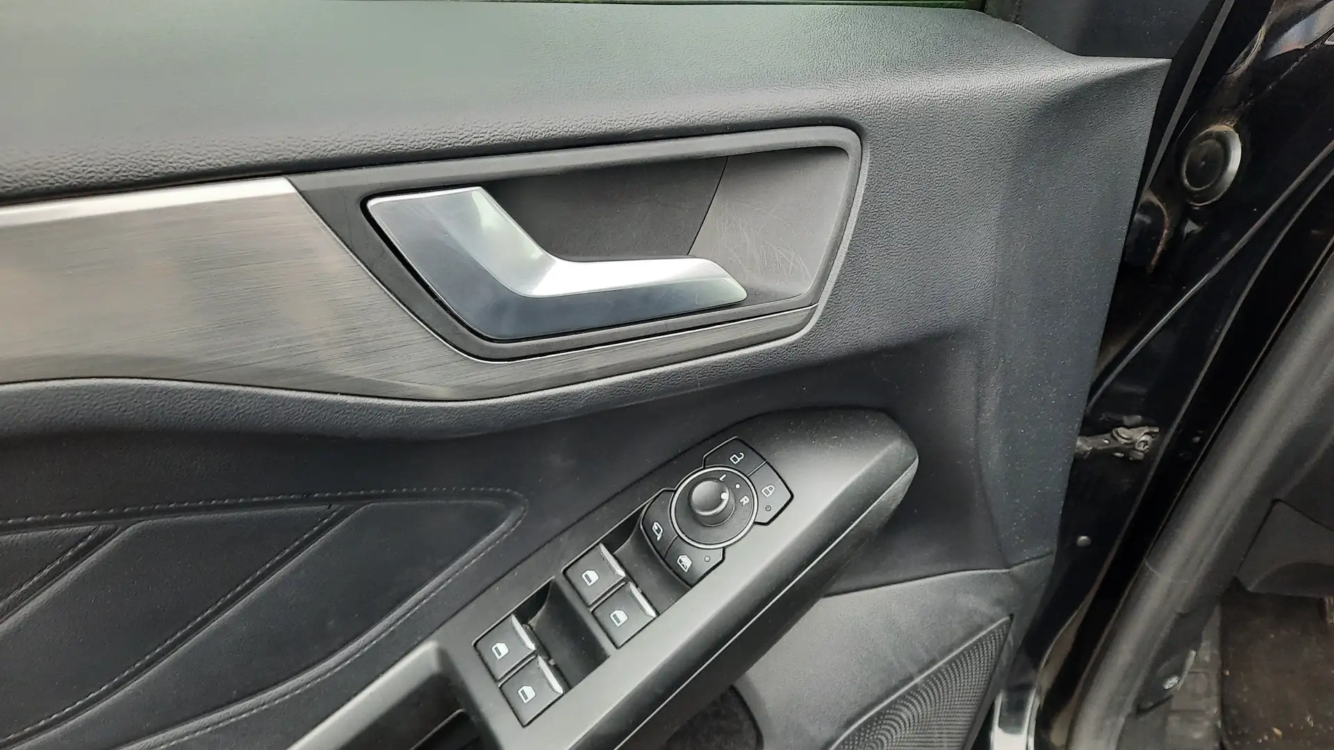 Ford Focus Titanium Design *KAMERA/NAVI/SHZ* Schwarz - 2