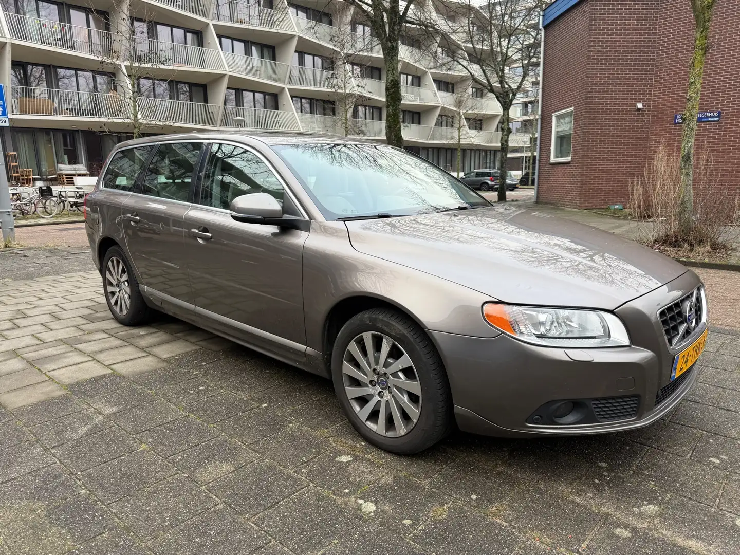 Volvo V70 1.6 T4 Limited Edition Leder Panorama Cruise Grau - 2