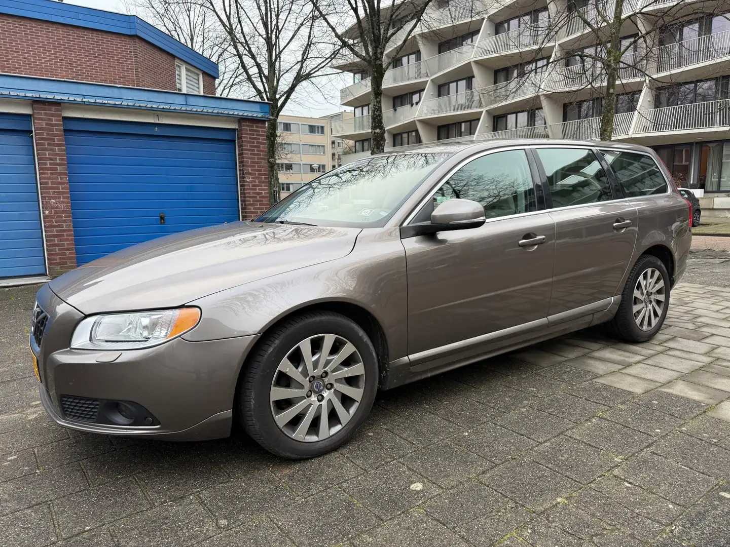 Volvo V70 1.6 T4 Limited Edition Leder Panorama Cruise Grau - 1