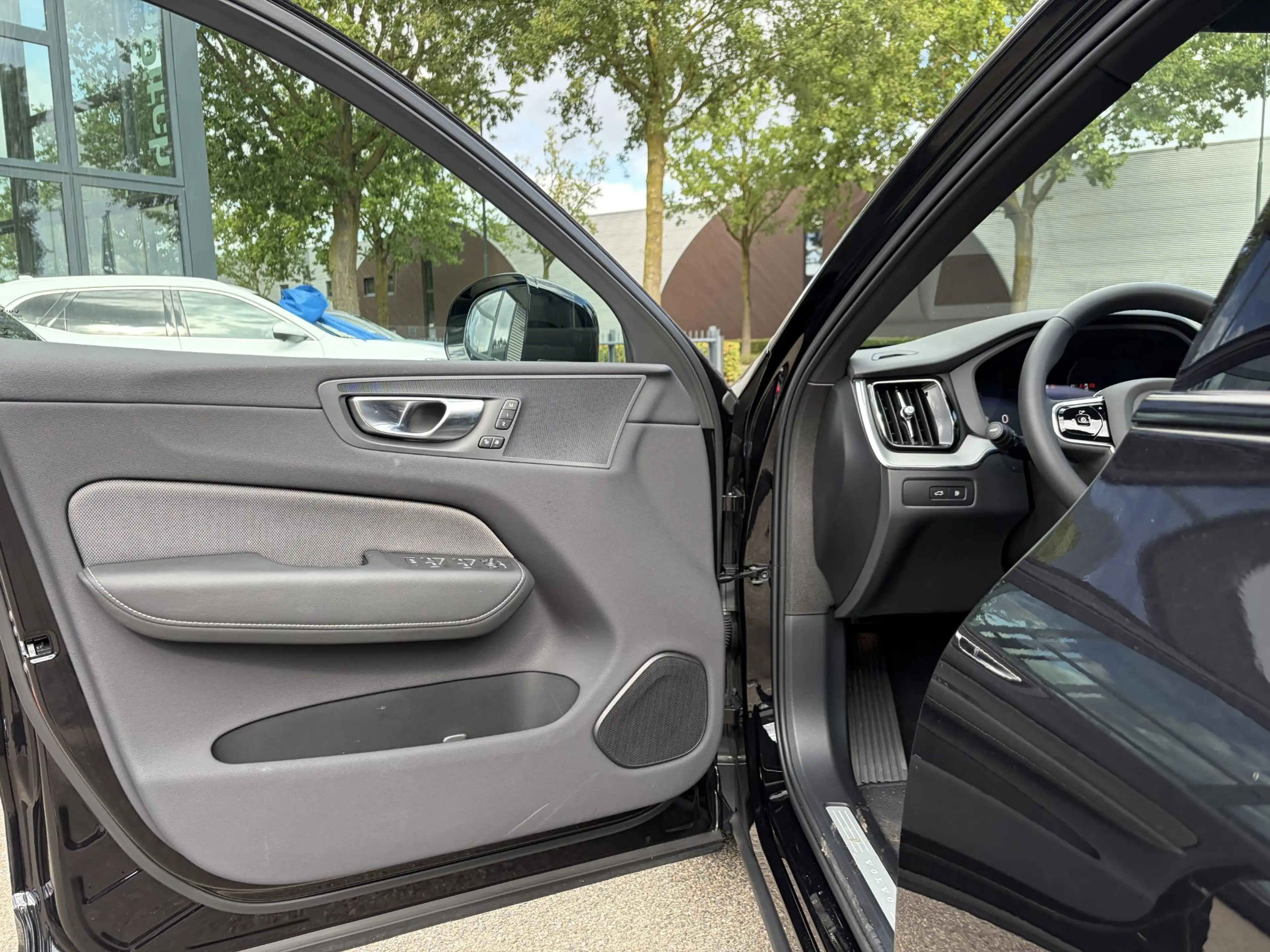 Volvo XC60 2.0 T6 Plug-in hybrid AWD Plus Dark ELEKTRISCHE TR — photo 12