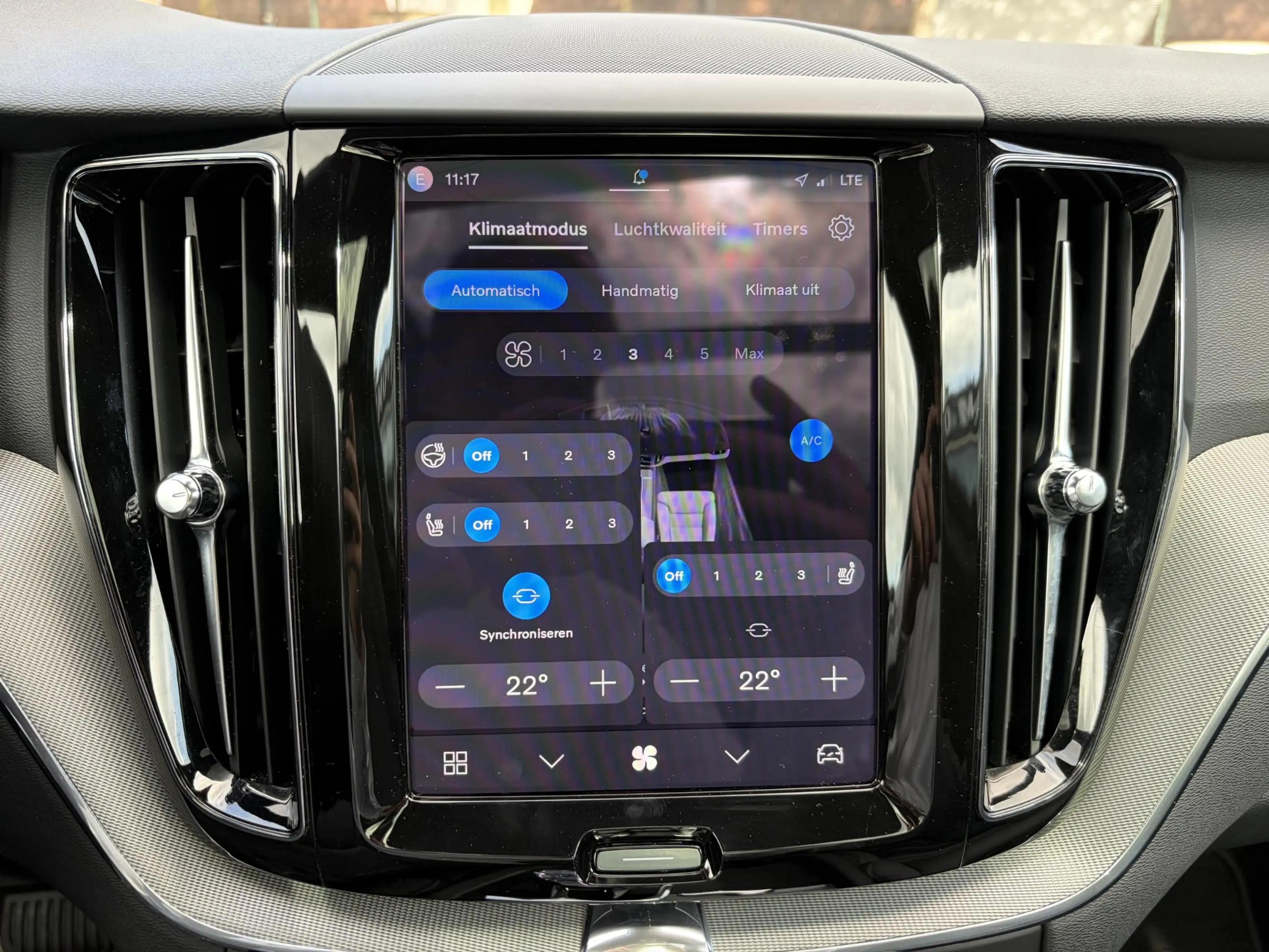 Volvo XC60 2.0 T6 Plug-in hybrid AWD Plus Dark ELEKTRISCHE TR — photo 23