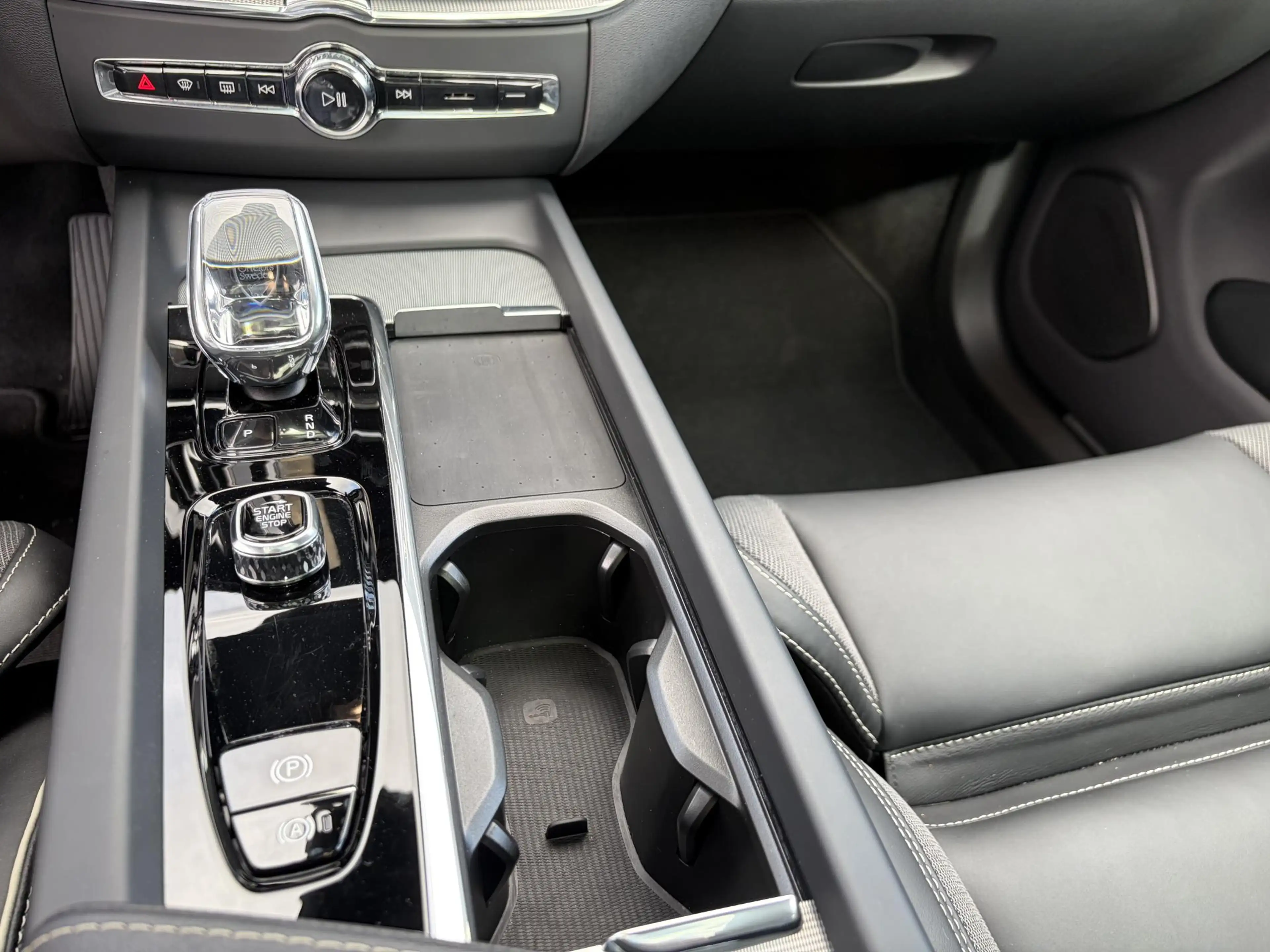 Volvo XC60 2.0 T6 Plug-in hybrid AWD Plus Dark ELEKTRISCHE TR — photo 19