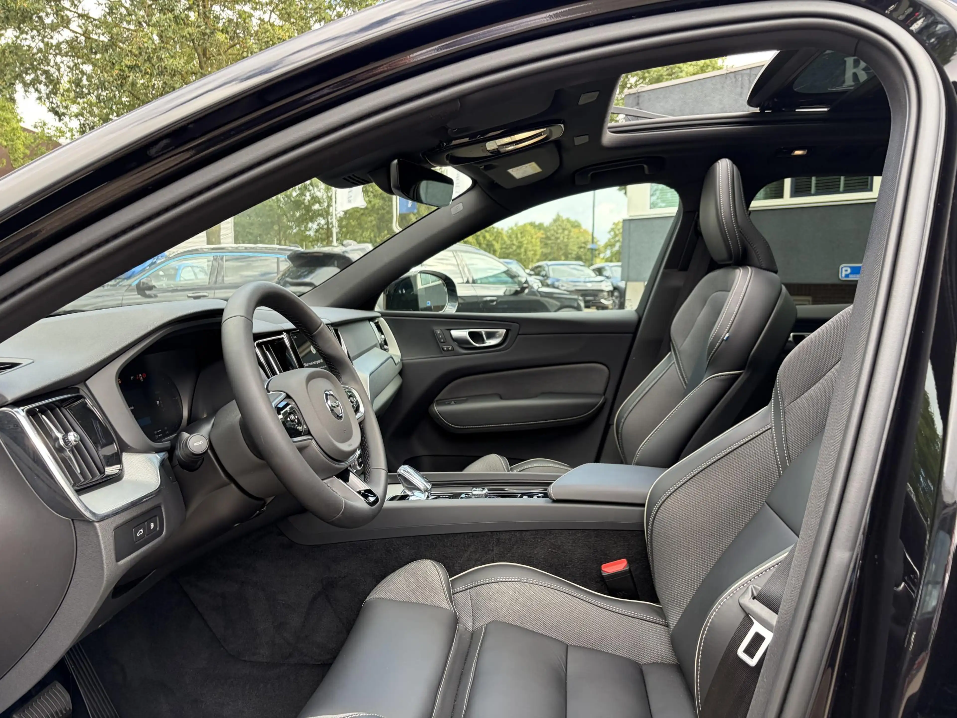 Volvo XC60 2.0 T6 Plug-in hybrid AWD Plus Dark ELEKTRISCHE TR — photo 17