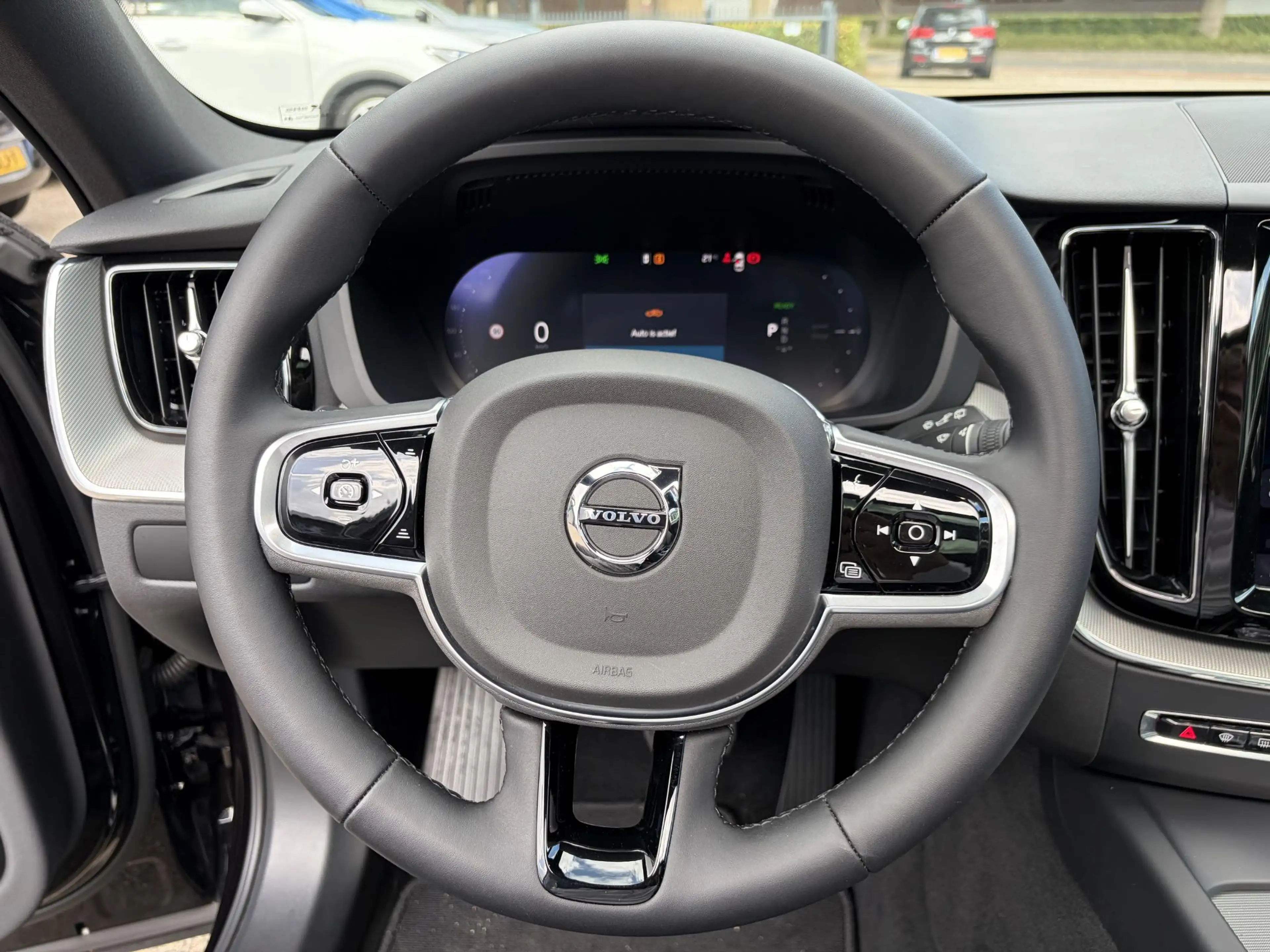 Volvo XC60 2.0 T6 Plug-in hybrid AWD Plus Dark ELEKTRISCHE TR — photo 20
