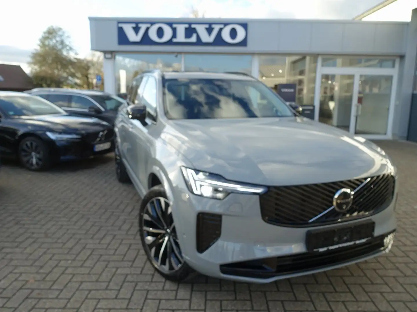 Volvo XC90 Plus T8 AWD Plug-in Hybrid/FourC/Pano/AHK Grau - 1