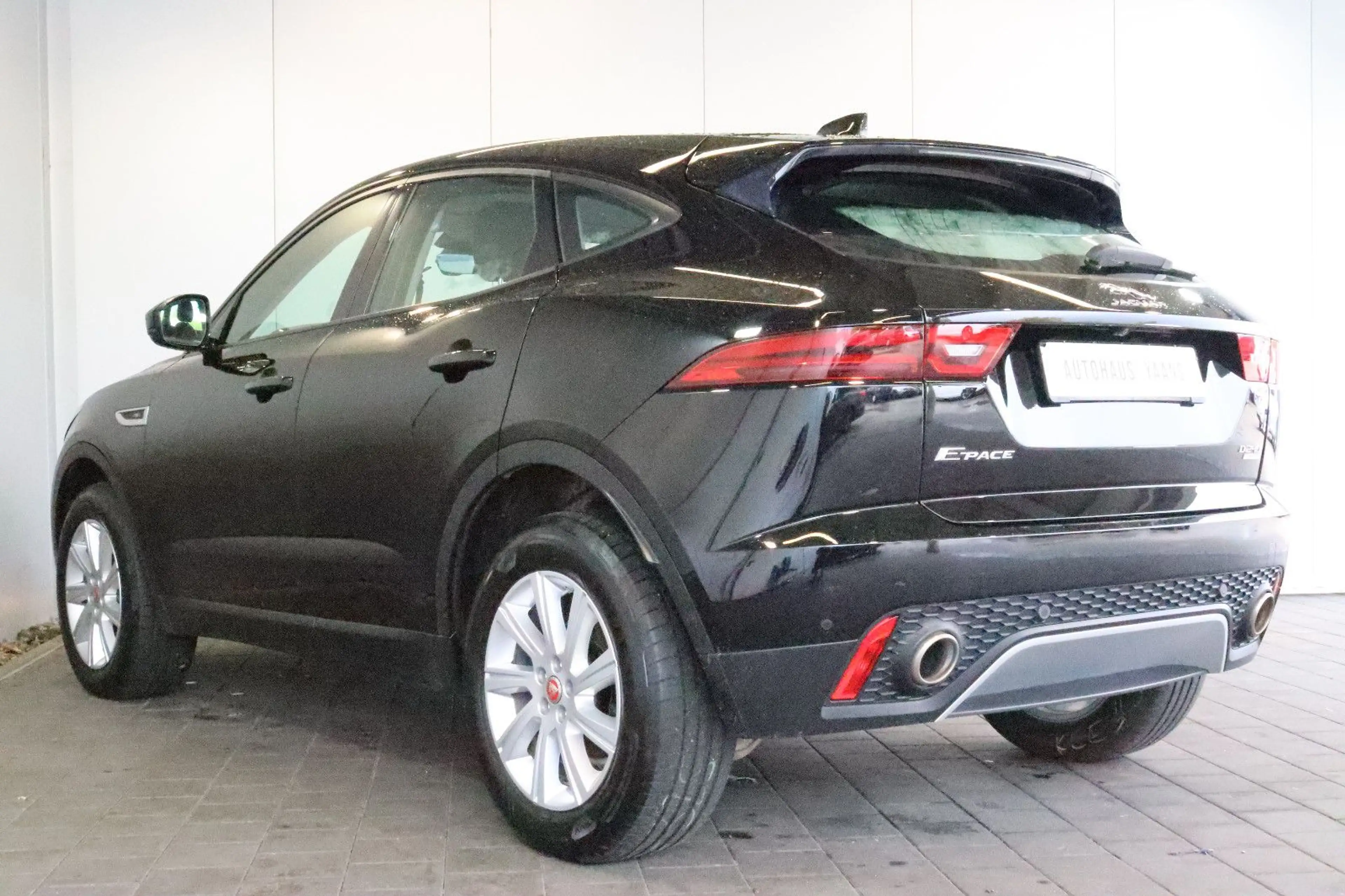 Jaguar E-Pace E-PACE 2.0 AWD TEMP+KAM+LED+NAVI+LEDER+MERIDIAN — photo 4