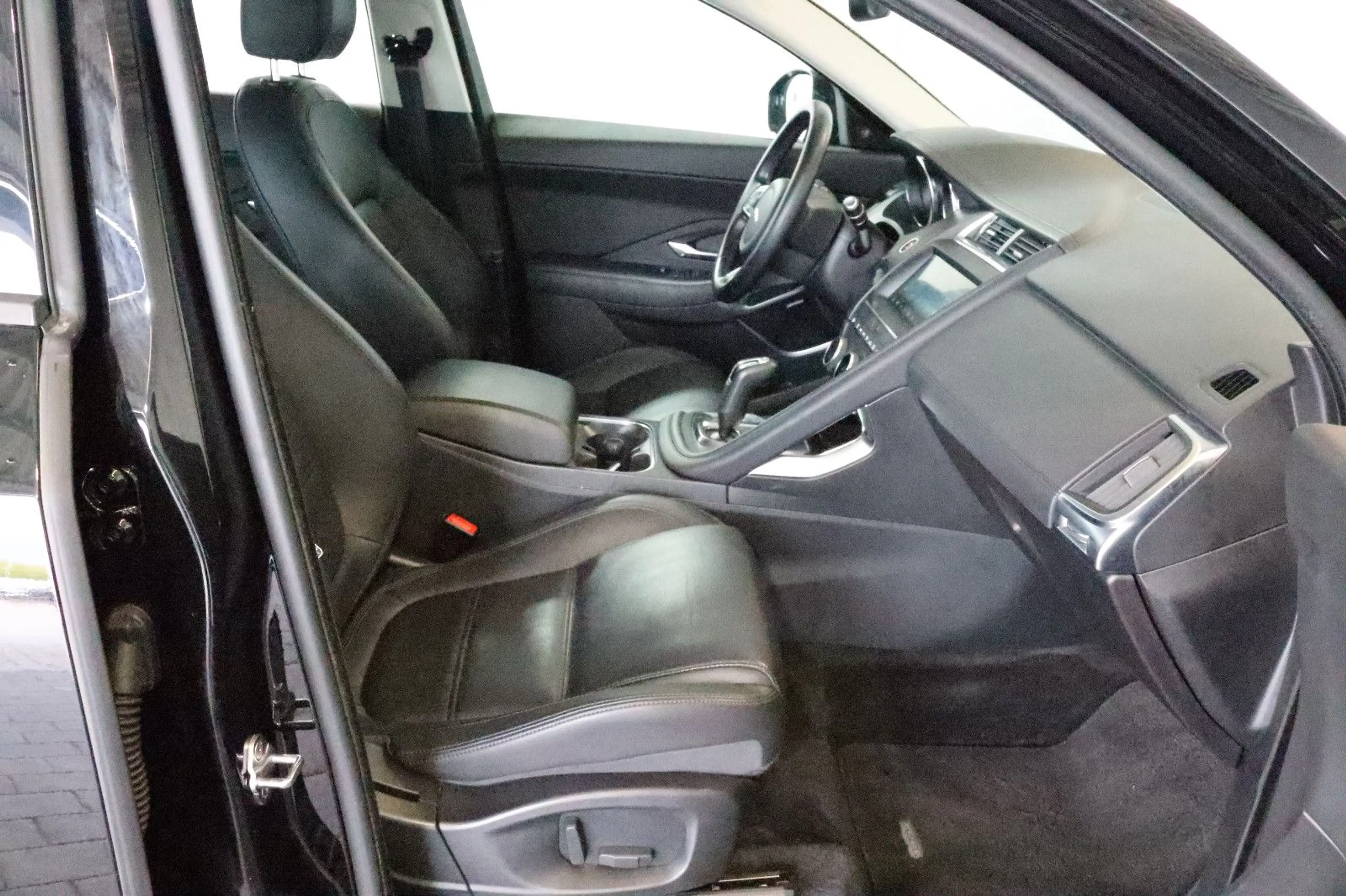 Jaguar E-Pace E-PACE 2.0 AWD TEMP+KAM+LED+NAVI+LEDER+MERIDIAN — photo 13
