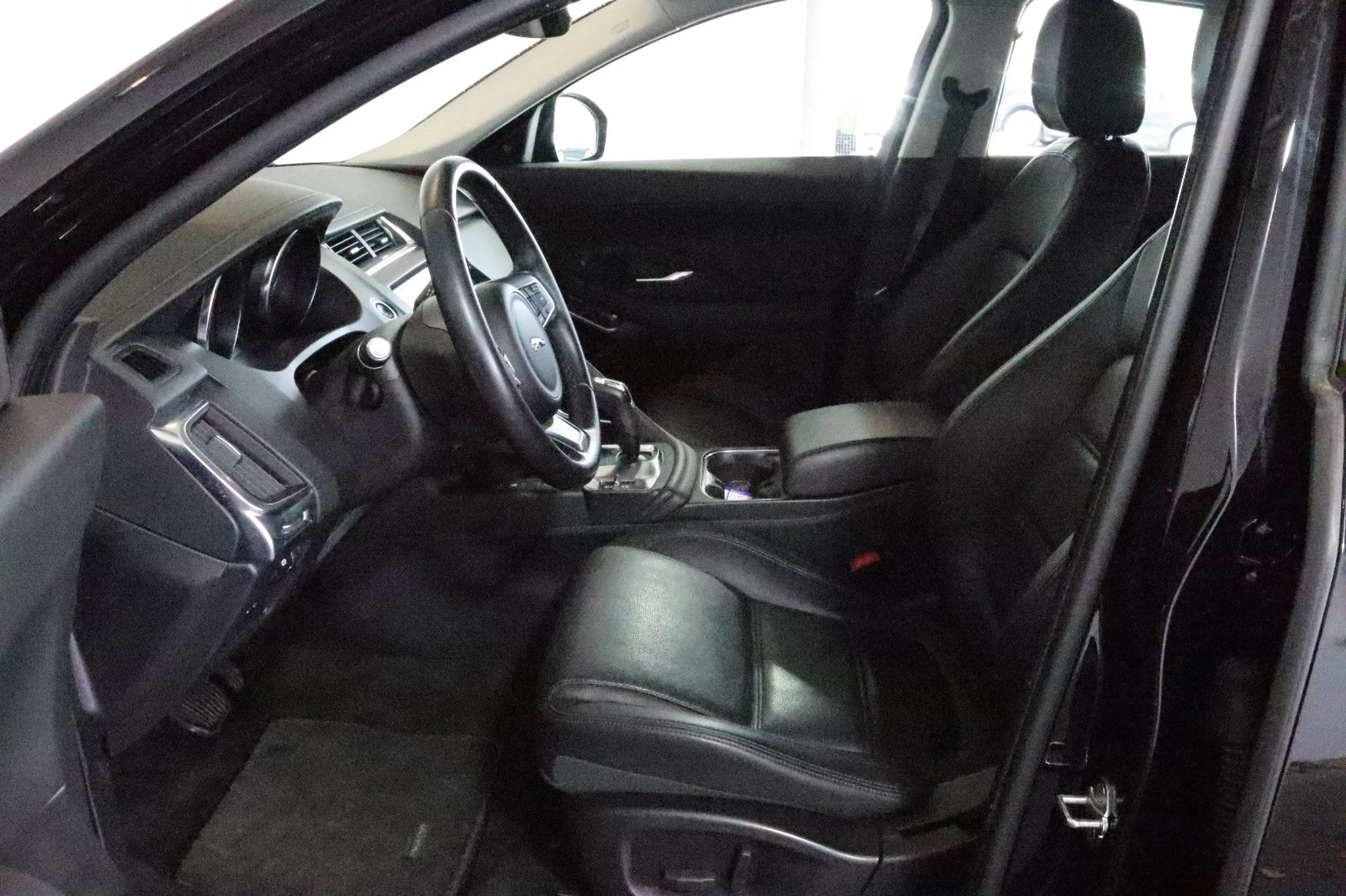 Jaguar E-Pace E-PACE 2.0 AWD TEMP+KAM+LED+NAVI+LEDER+MERIDIAN — photo 10