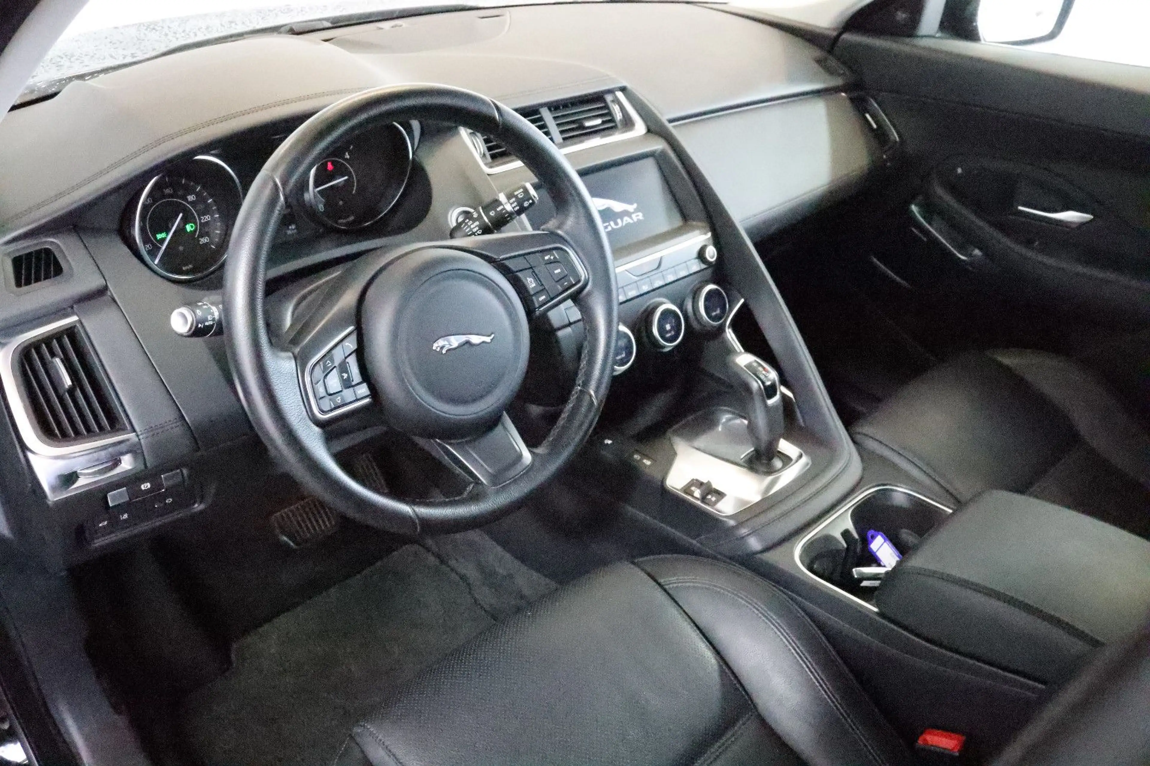 Jaguar E-Pace E-PACE 2.0 AWD TEMP+KAM+LED+NAVI+LEDER+MERIDIAN — photo 9