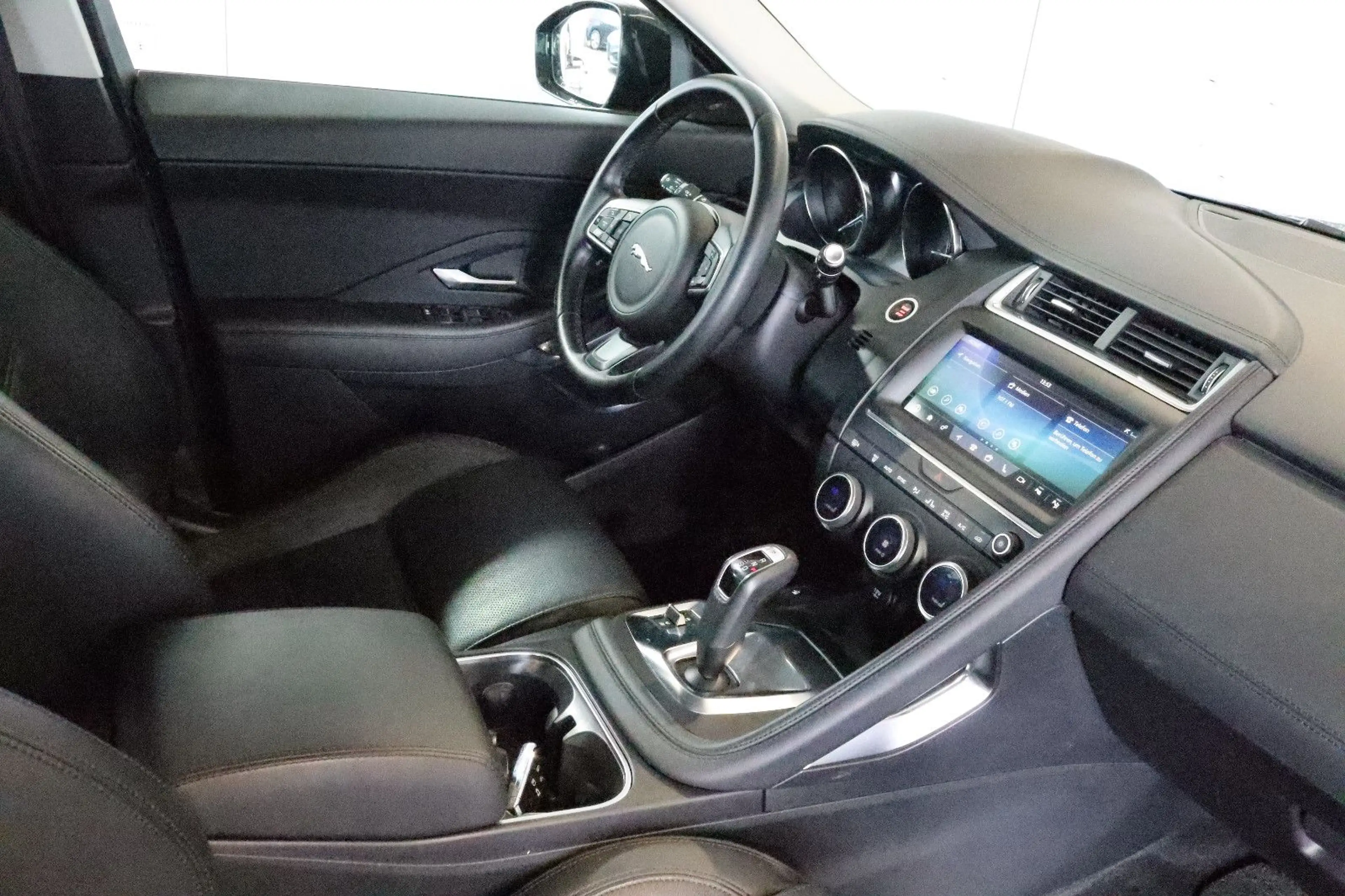 Jaguar E-Pace E-PACE 2.0 AWD TEMP+KAM+LED+NAVI+LEDER+MERIDIAN — photo 12