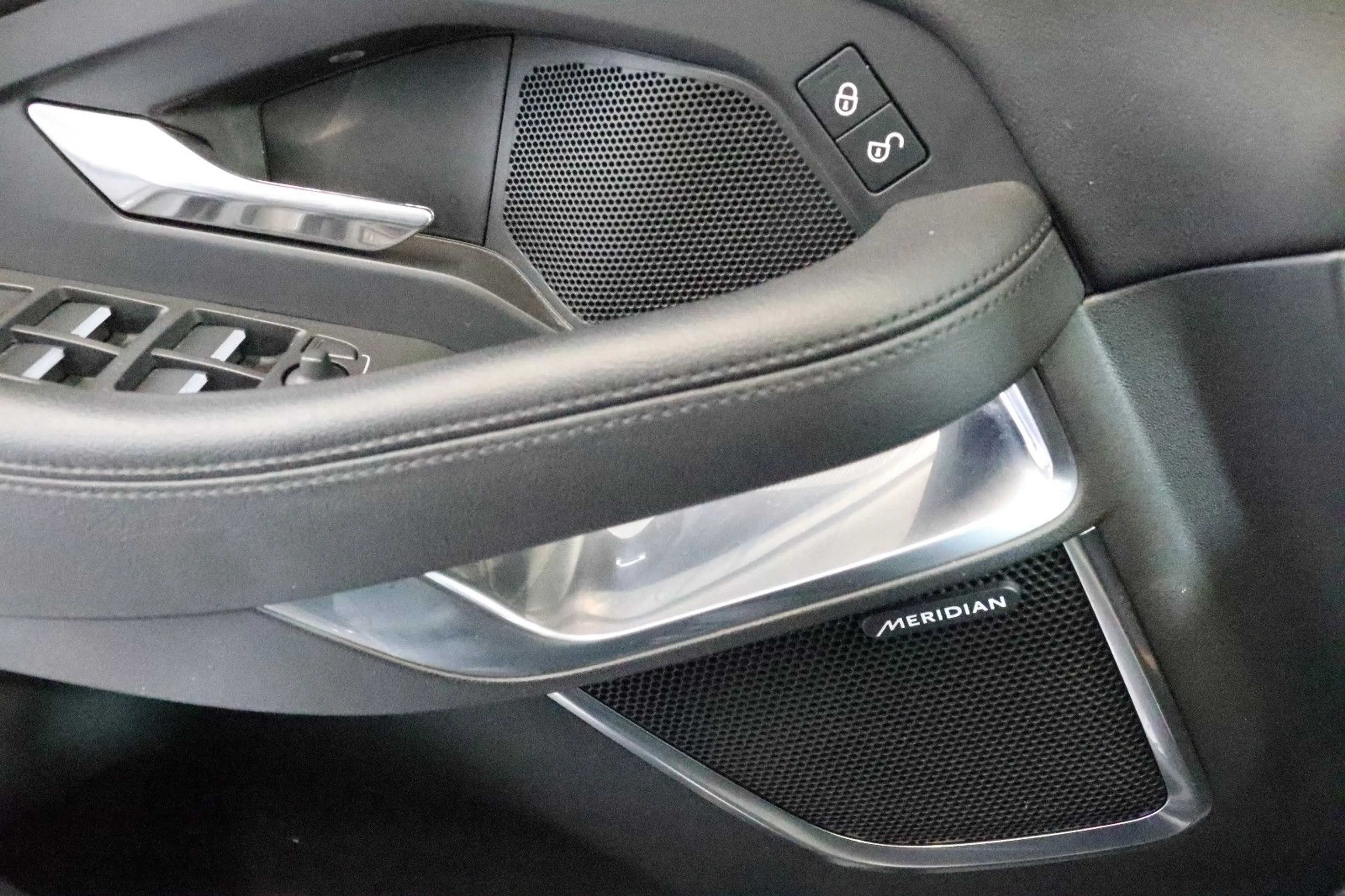 Jaguar E-Pace E-PACE 2.0 AWD TEMP+KAM+LED+NAVI+LEDER+MERIDIAN — photo 11