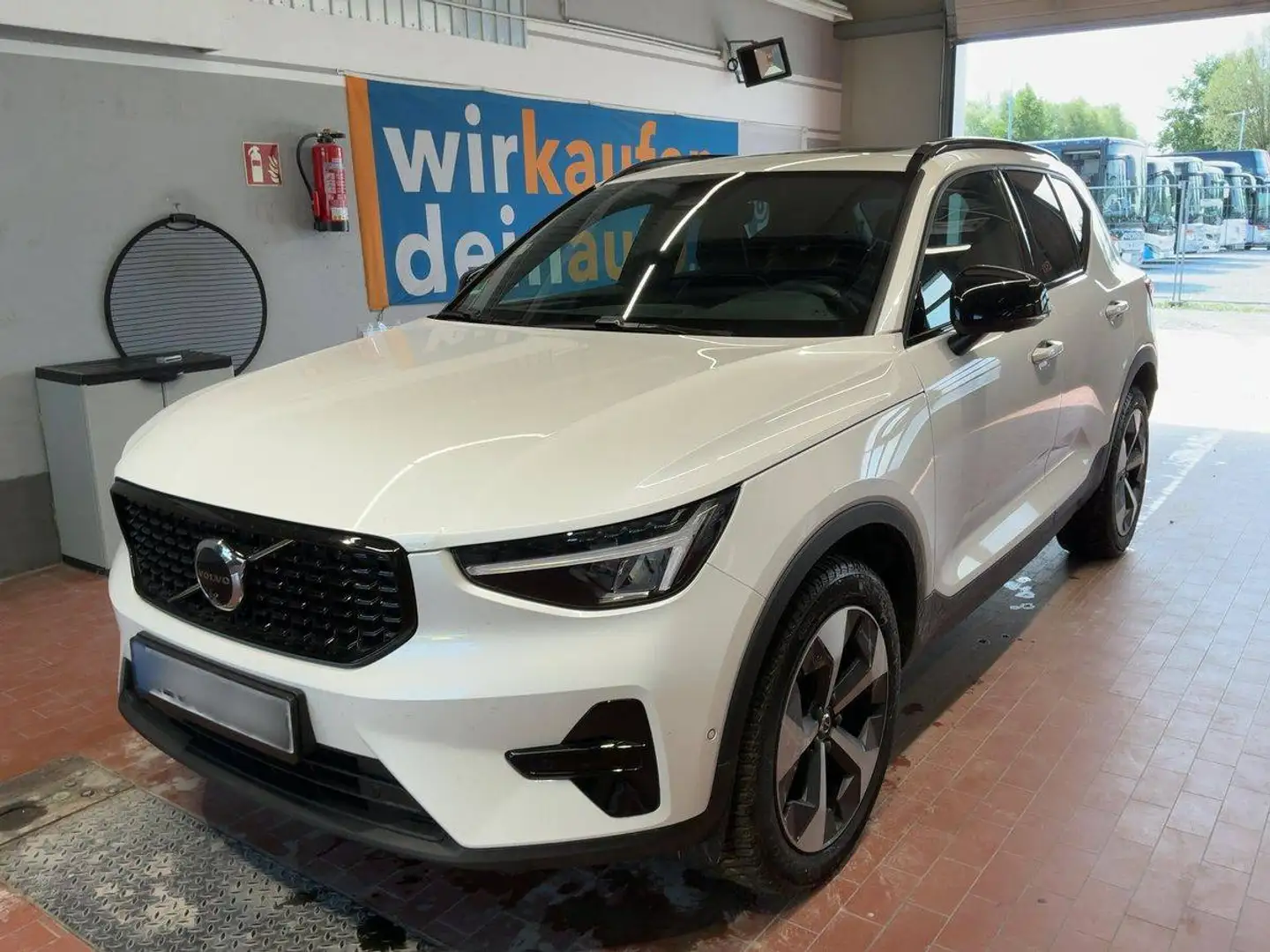 Volvo XC40 XC40 2.0 B4 Mild-Hybrid Ultra Dark 2WD Weiß - 1