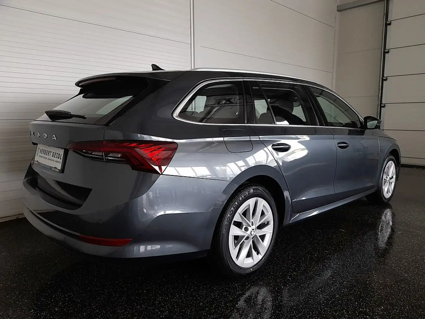 Skoda Octavia Combi FIRST ED 2,0 TDI DSG *LED & DYN BLINKER /... Grau - 2