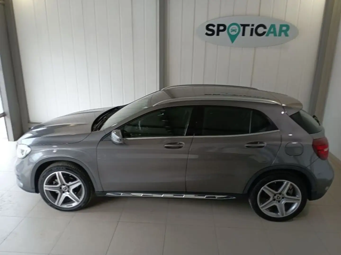 Mercedes-Benz GLA 200 GLA 200 d Automatic Premium Grijs - 2