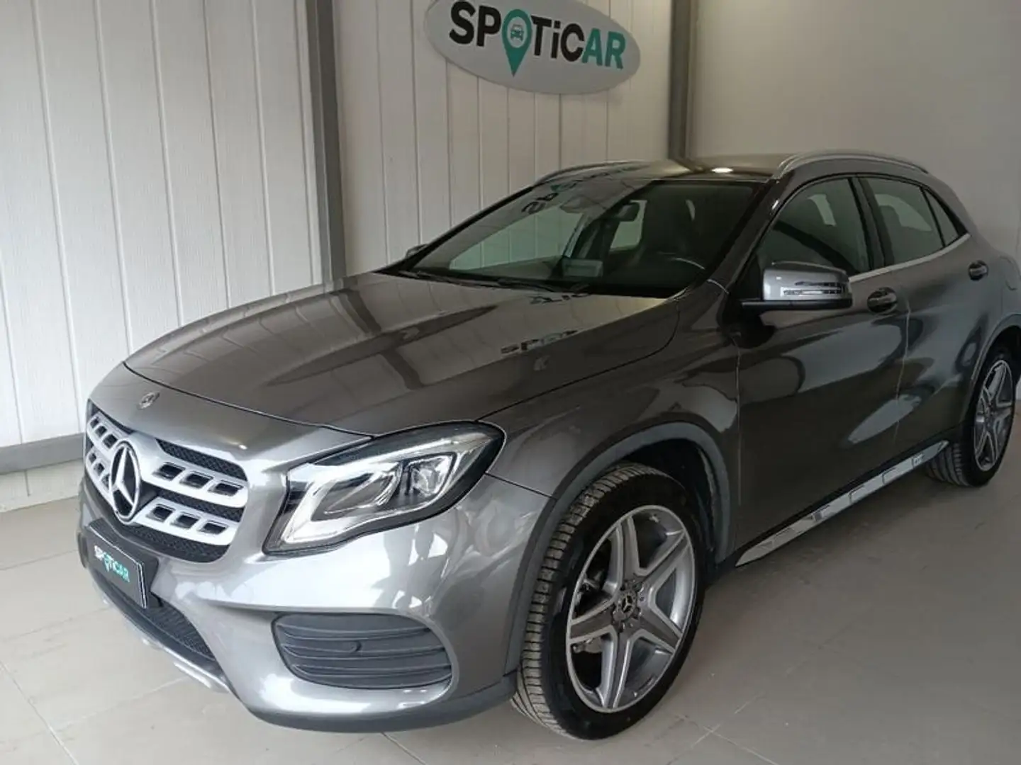 Mercedes-Benz GLA 200 GLA 200 d Automatic Premium Grijs - 1