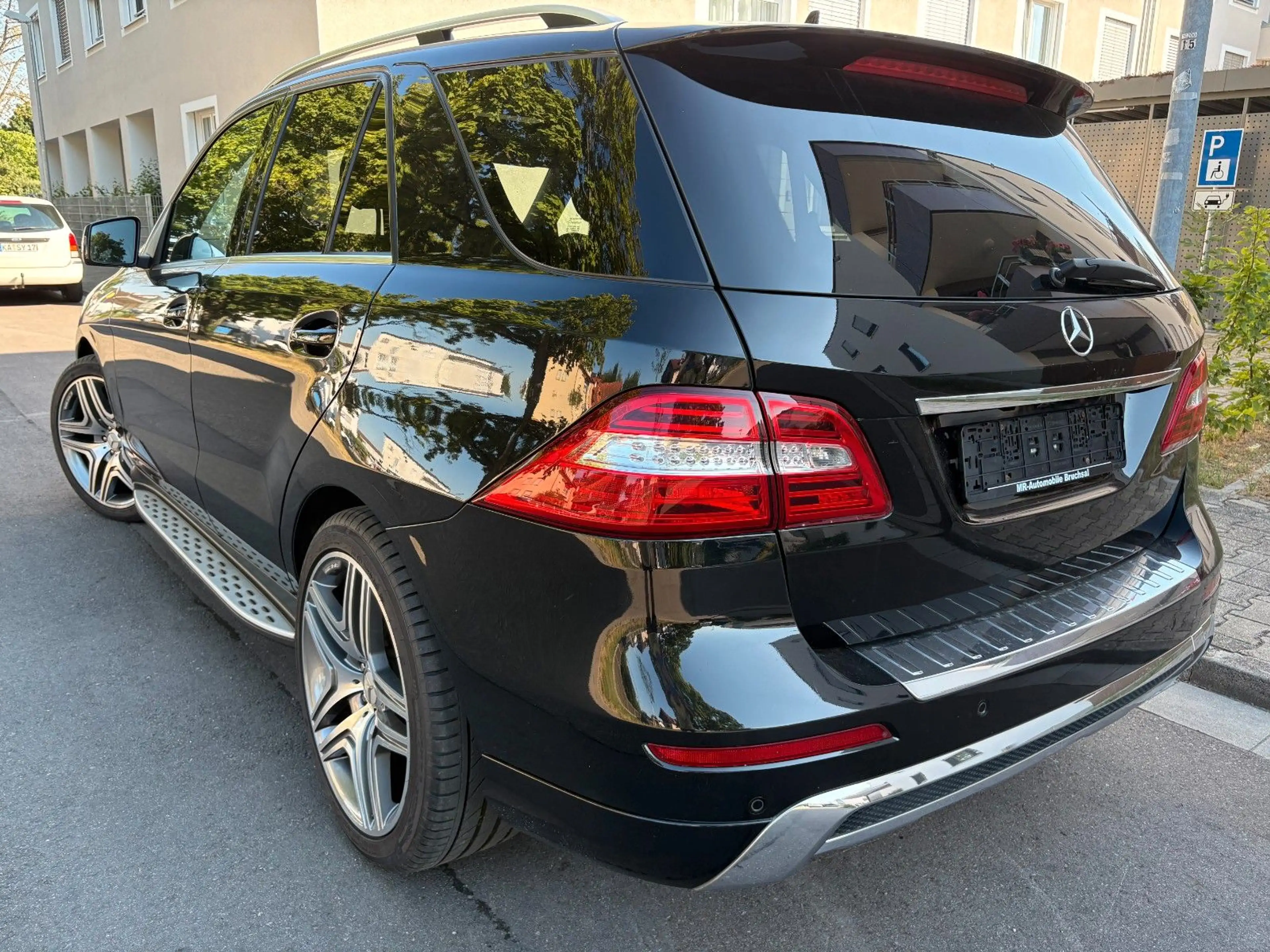 Mercedes-Benz ML 500 BlueEfficiency AMG Line — photo 4