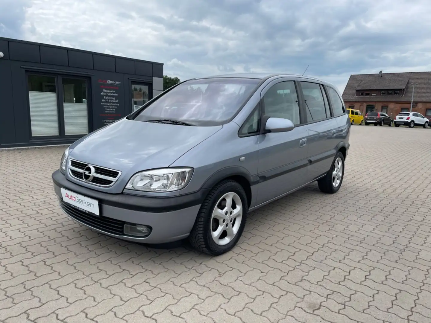 Opel Zafira 2.0 DTI 16V Executive Automatik 7Sitz AHK Grau - 1