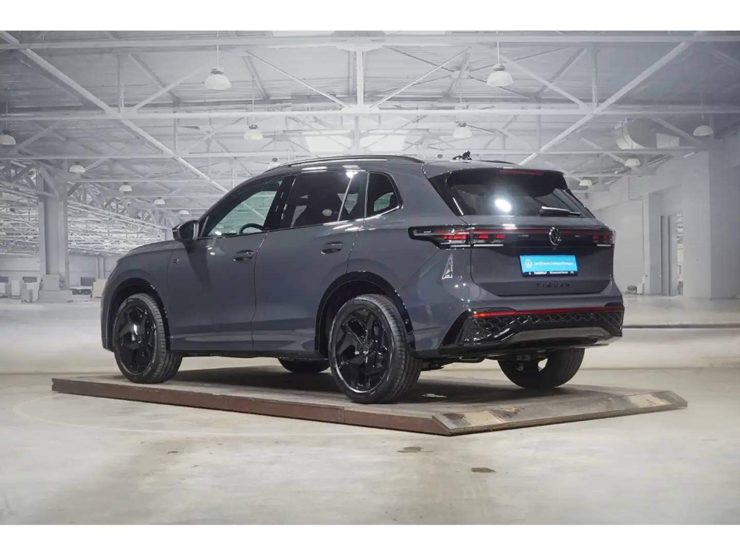Volkswagen Tiguan R-Line 1.5 eTSI DSG Pano AHK Massage Grau - 2