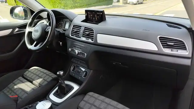 Audi Q3 view 10
