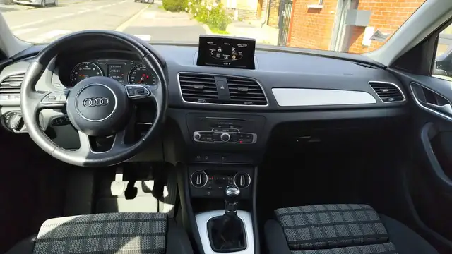 Audi Q3 view 11