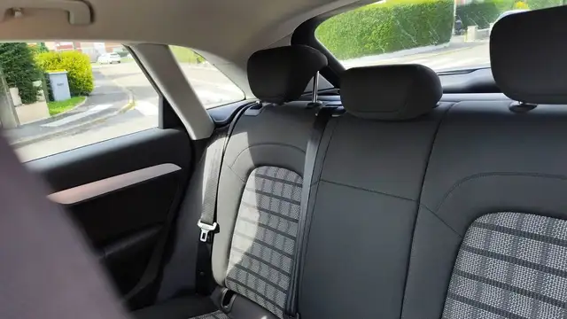 Audi Q3 view 9