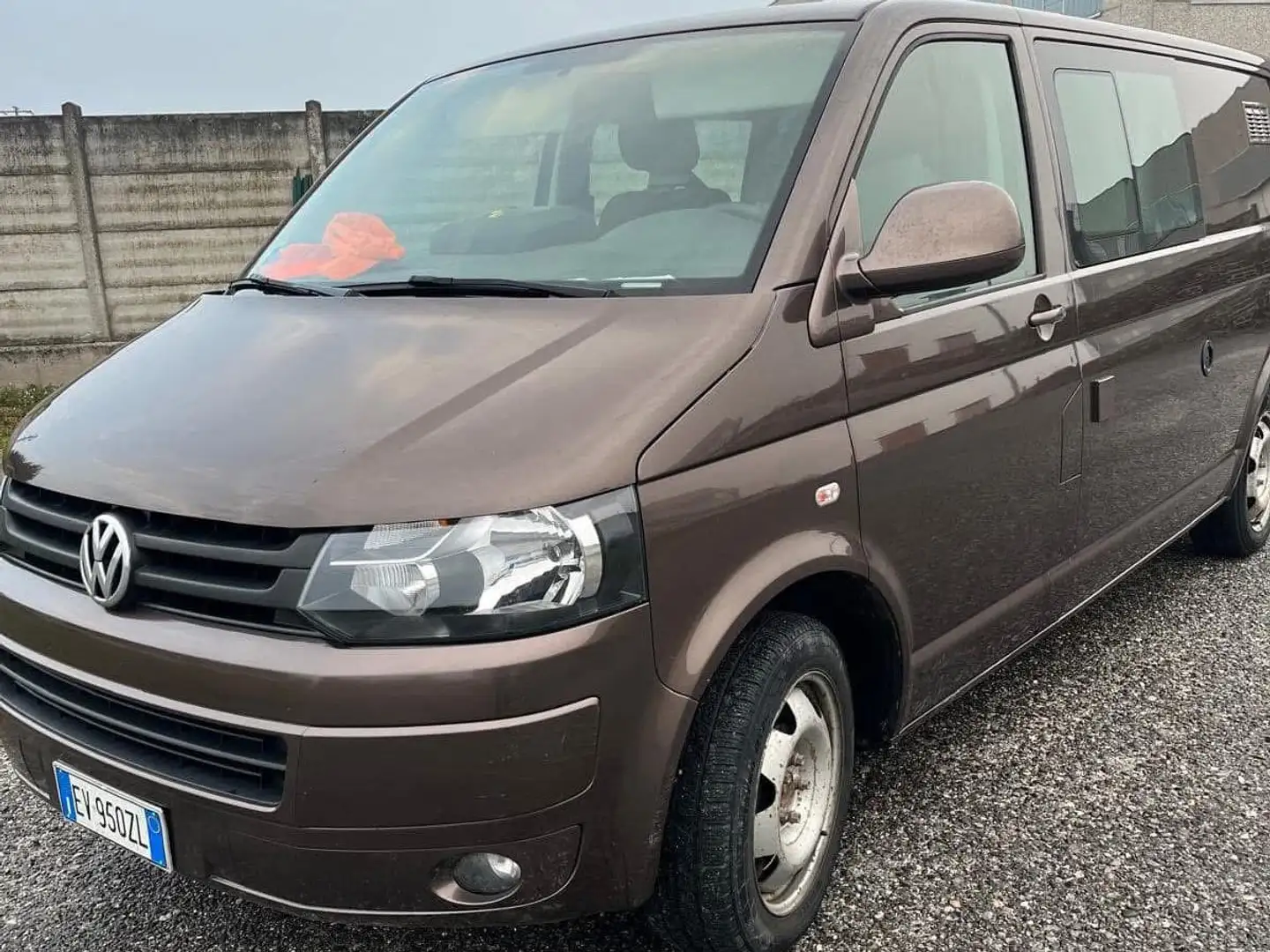 Volkswagen Transporter Brown - 1