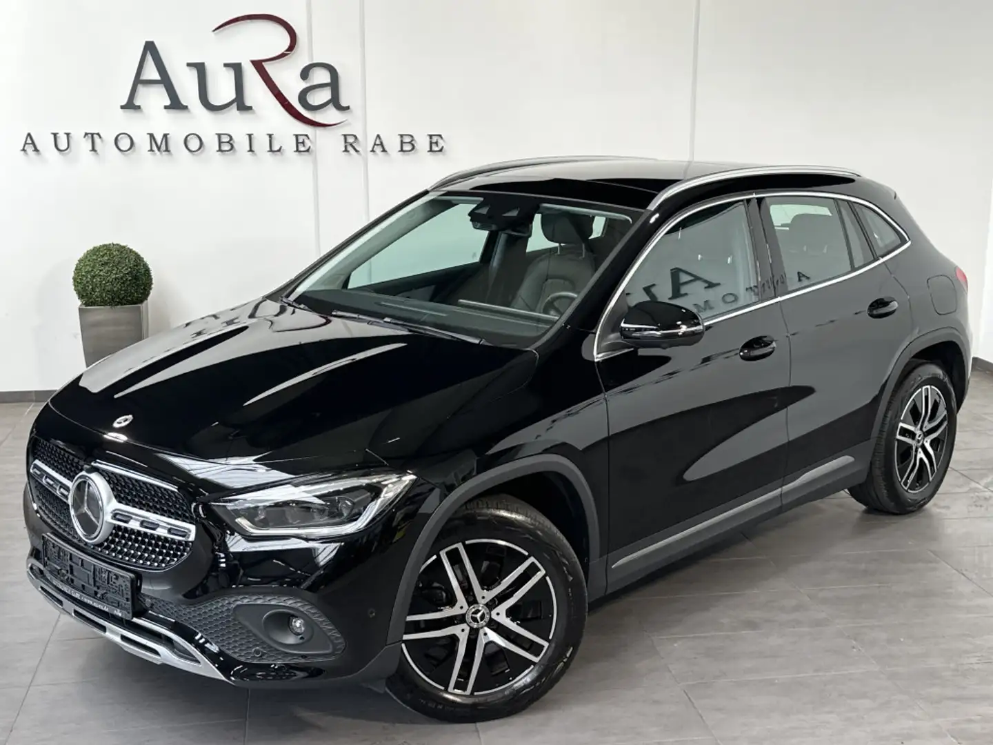 Mercedes-Benz GLA 200 AMG-Line NAV+LED+DISTRONIC+PANO+360°+PP Black - 2