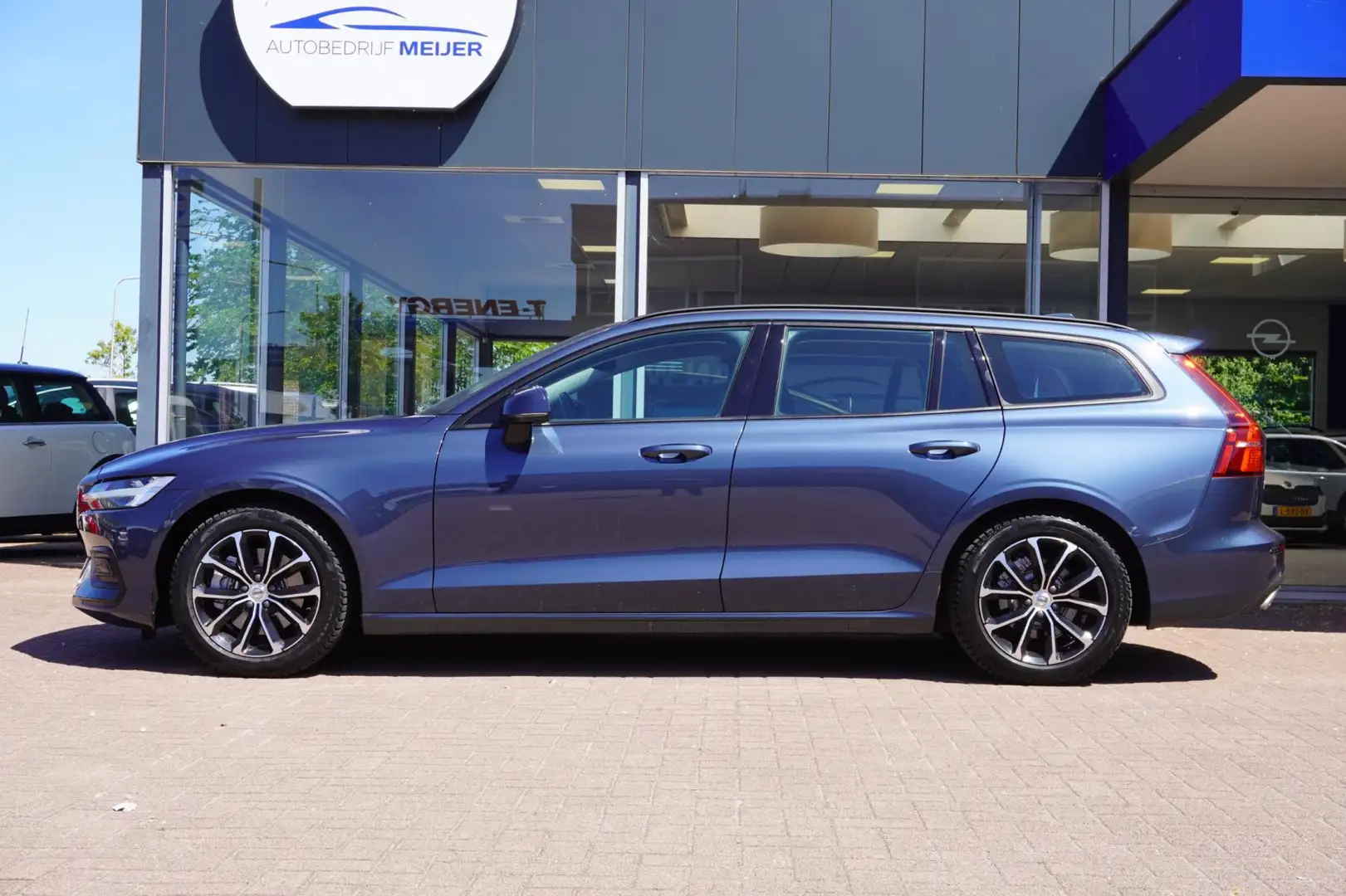 Volvo V60 2.0 B3 Momentum Advantage | Automaat | Airco | Vol Синій - 2
