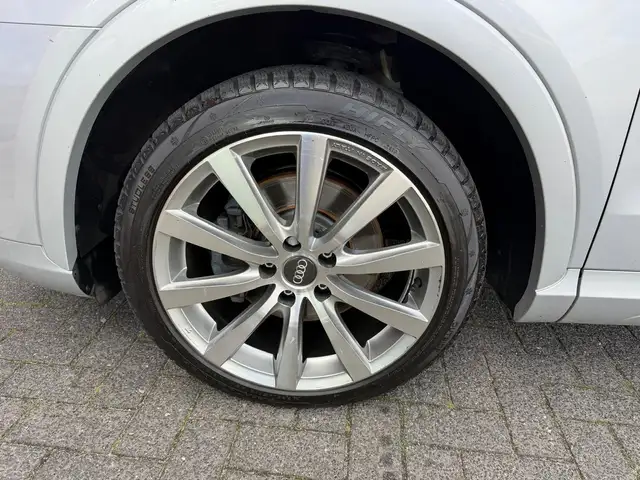 Audi Q3 view 9