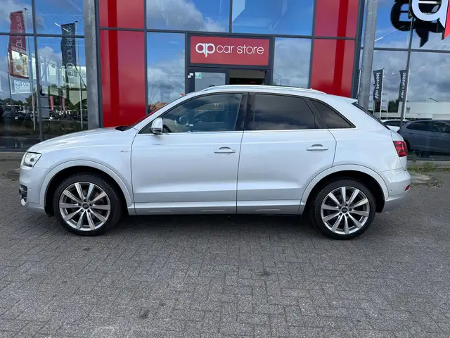 Audi Q3 view 5