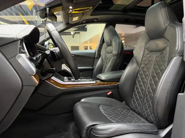 Audi SQ8 view 11