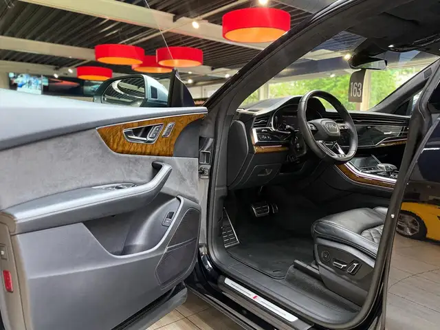 Audi SQ8 view 10