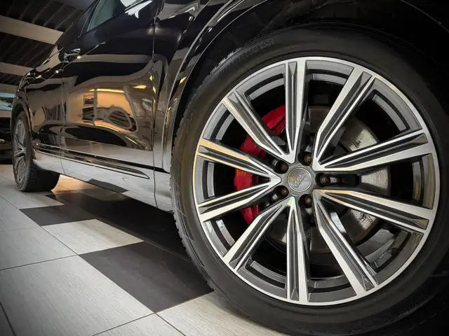 Audi SQ8 view 6