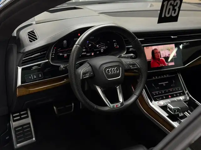 Audi SQ8 view 12
