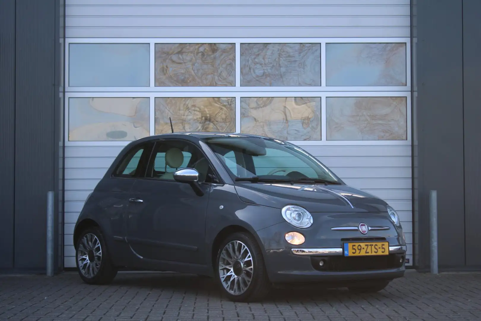 Fiat 500 0.9 TwinAir Lounge 85pk Clima/Xenon/Panodak/Blueto Grijs - 1